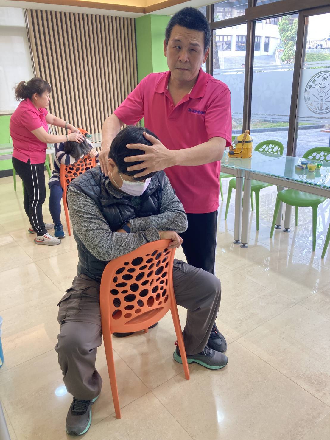 輔英科大舉辦視障按摩活動