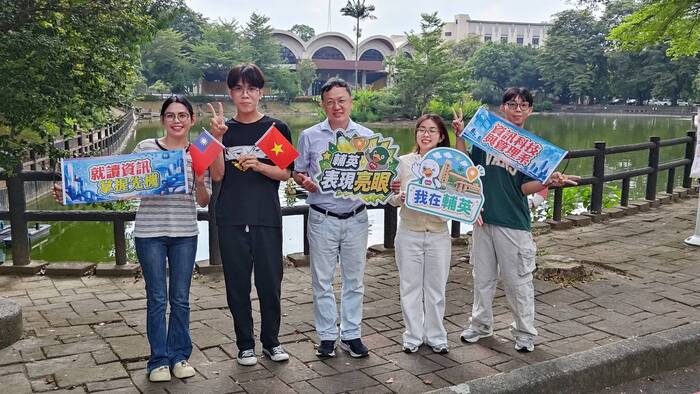 越南生阮青維和同鄉開心學習(另開新視窗/jpg檔)圖片