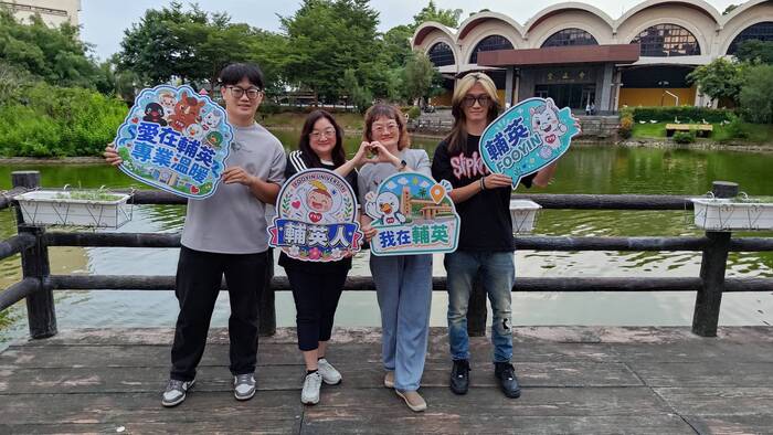包氏家族四位家人今年同時就讀輔英科大(另開新視窗/jpg檔)圖片