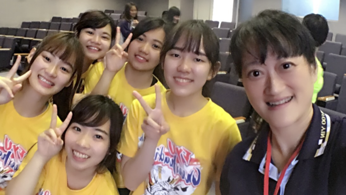 包怡芬副教授師生合影(另開新視窗/png檔)圖片