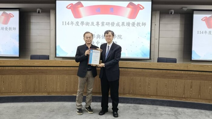 陳中一院長獲頒輔英學術及專業研發成果績優教師(右一)(另開新視窗/jpg檔)圖片