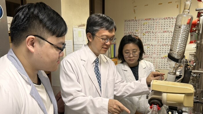 陳中一院長指導學生進行實驗(左二)(另開新視窗/jpg檔)圖片