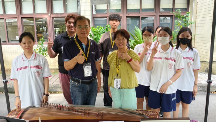 古箏社同學開心與師長合影(另開新視窗/jpg檔)圖片